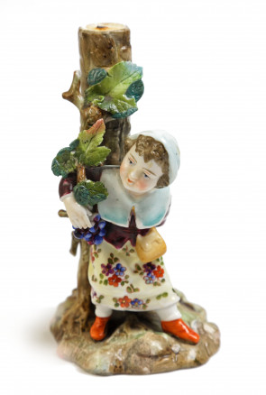 Figurka porcelanowa dziewczynki